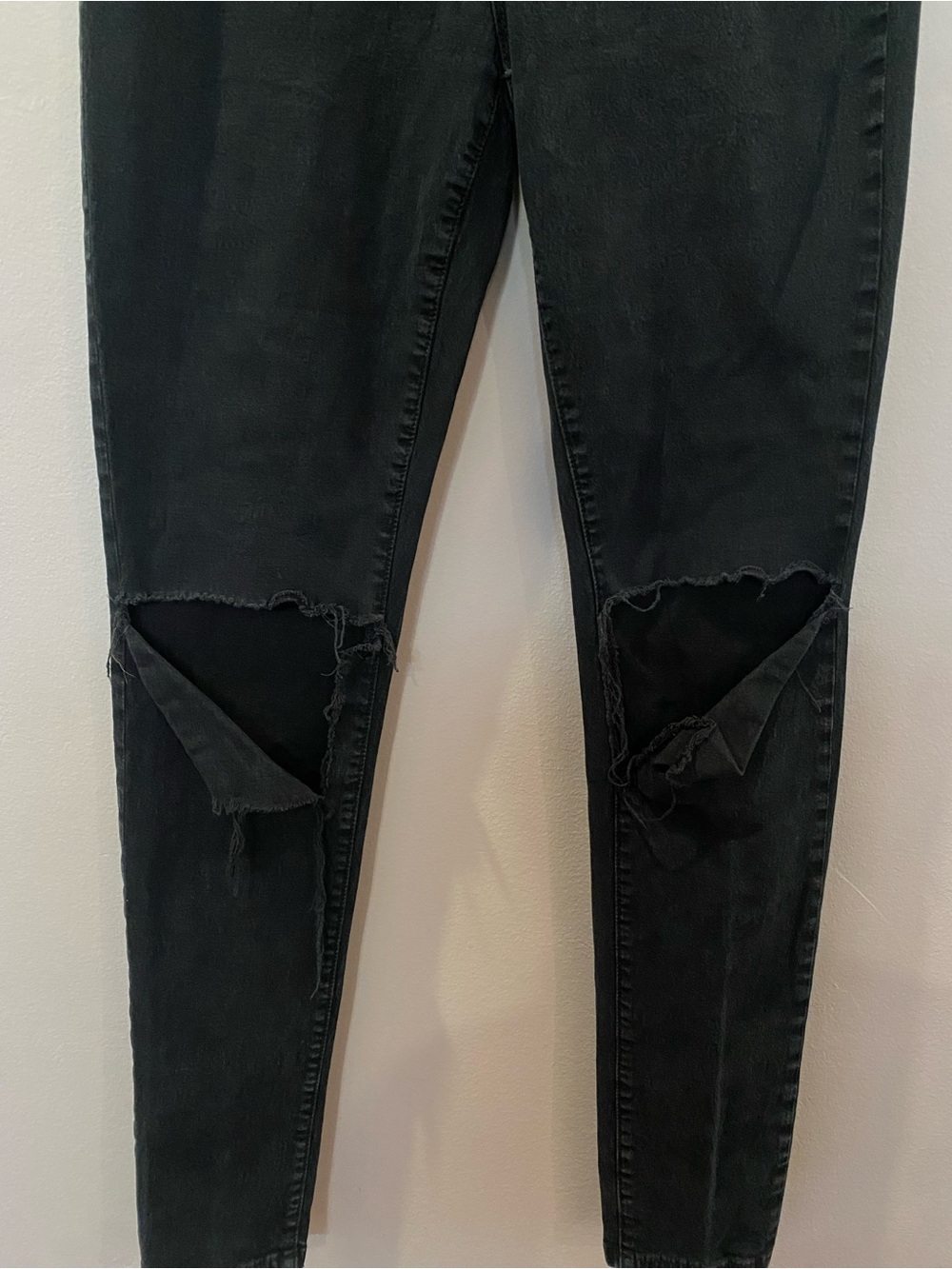 BDG Twig High-Rise Black Skinny Jeans with Distressed Knees - Picture 2 of 6